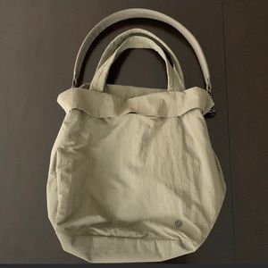 Lululemon On My Level Tote 19L.
